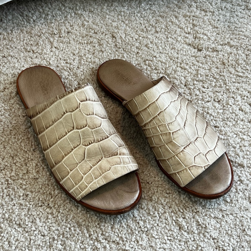 Women's Croc-Embossed Slide Sandals - Gold